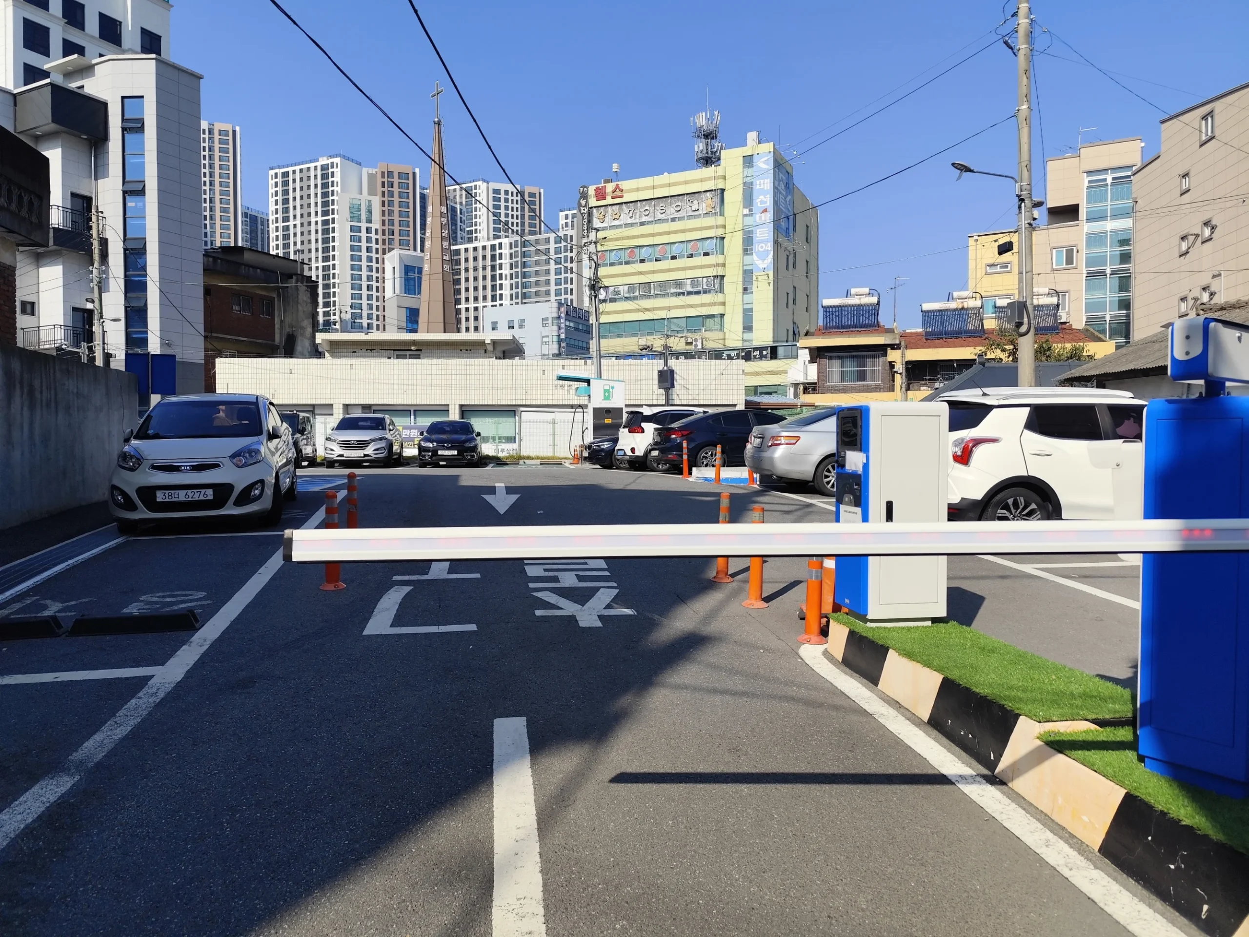도마1동 근린상권 주차장 입구 모습